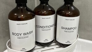 Three bottles of body wash, conditioner, and shampoo in a white plastic tray. - Well-equipped Stylish Apartment in Central Gloucester (Gloucestershire)