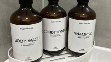 Een haardroger, handdoeken