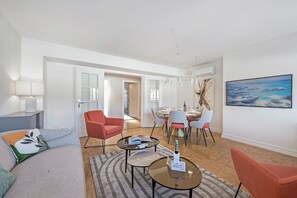 Departamento de lujo, varias habitaciones, 2 baños (Novos Arcadia 501) | Área de sala de estar