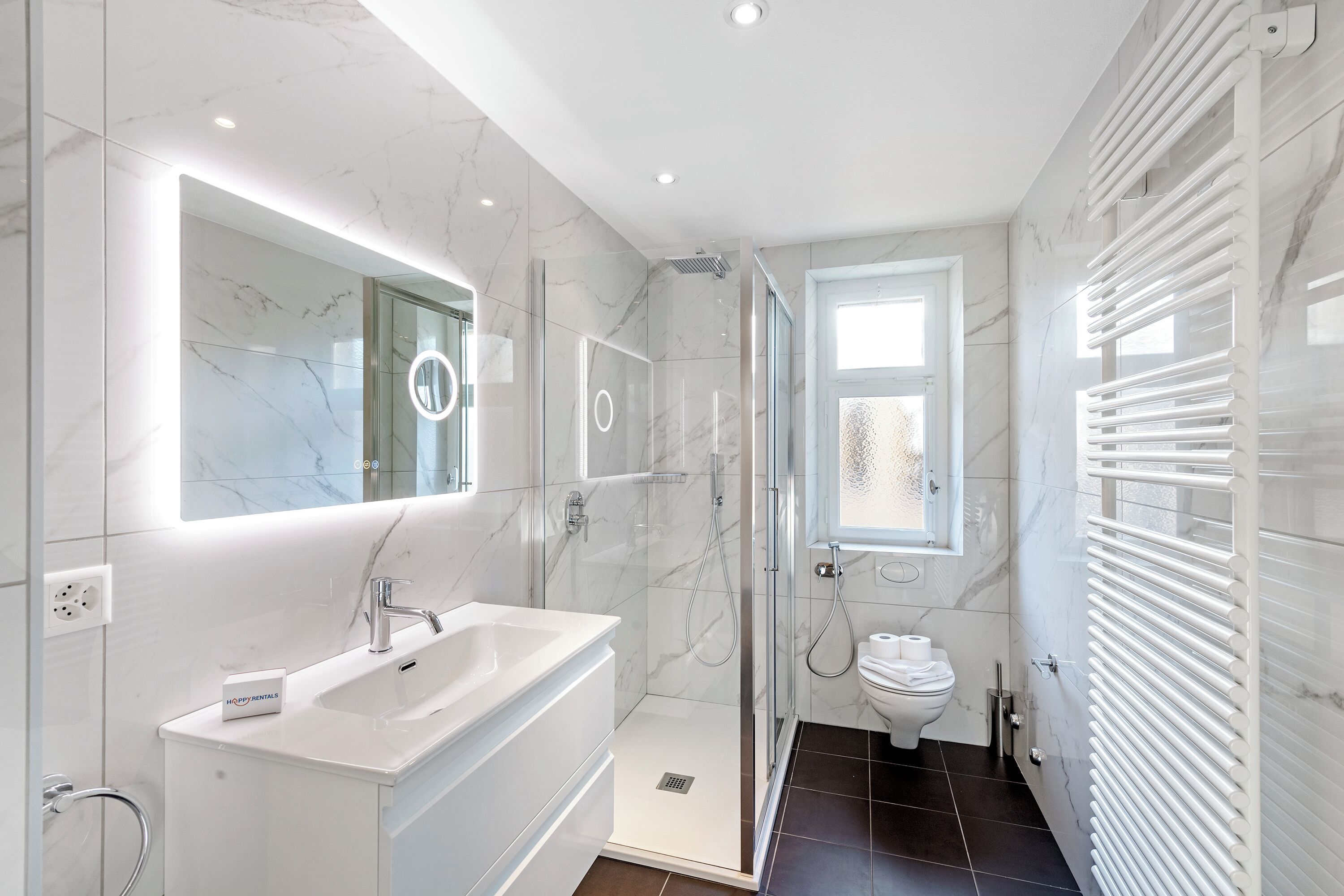 Apartemen Mewah, beberapa kamar, 2 kamar mandi (Novos Arcadia 501) | Kamar mandi | Bathtub dan shower terpisah, pengering rambut, handuk, dan sabun
