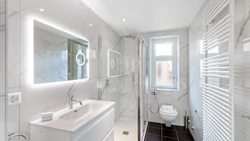 Apartemen Mewah, beberapa kamar, 2 kamar mandi (Novos Arcadia 501) | Kamar mandi | Bathtub dan shower terpisah, pengering rambut, handuk, dan sabun