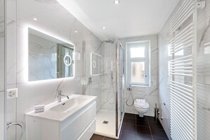 Departamento de lujo, varias habitaciones, 2 baños (Novos Arcadia 501) | Baño | Tina y regadera independientes, secadora de cabello, toallas, jabón 