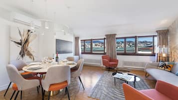 Luxury Apartment, Multiple Bedrooms, 2 Bathrooms (Novos Arcadia 501) | Dining