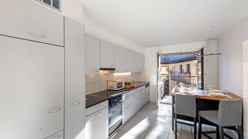 Luxury Apartment, Multiple Bedrooms, 2 Bathrooms (Novos Arcadia 501) | Private kitchen | Fridge, microwave, oven, stovetop