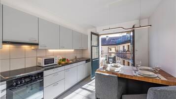 Luxury Apartment, Multiple Bedrooms, 2 Bathrooms (Novos Arcadia 501) | Private kitchen | Fridge, microwave, oven, stovetop