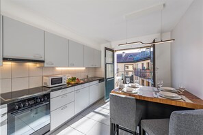 Apartamento de lujo, 3 habitaciones, 2 baños (Novos Arcadia 501) | Cocina privada | Frigorífico, microondas, horno y placa de cocina