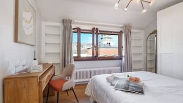 Luxury Apartment, Multiple Bedrooms, 2 Bathrooms (Novos Arcadia 501) | 3 bedrooms, WiFi, bed sheets