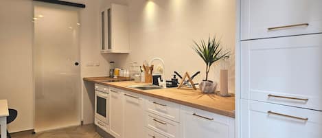 Fridge, oven, stovetop, dishwasher