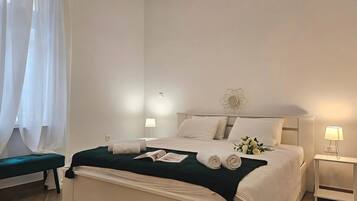 Honeymoon-Apartment, Mehrere Schlafzimmer, Meerseite (Sea and City Retreat Opatija) | 1 Schlafzimmer, Bügeleisen/Bügelbrett, kostenloses WLAN, Bettwäsche