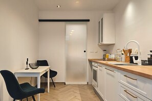 Kjøleskap, ovn, kokeplater og oppvaskmaskin