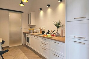 Departamento de luna de miel, varias habitaciones, frente al mar (Sea and City Retreat Opatija) | Cocina privada | Refrigerador, horno, parrilla de estufa y lavavajillas 