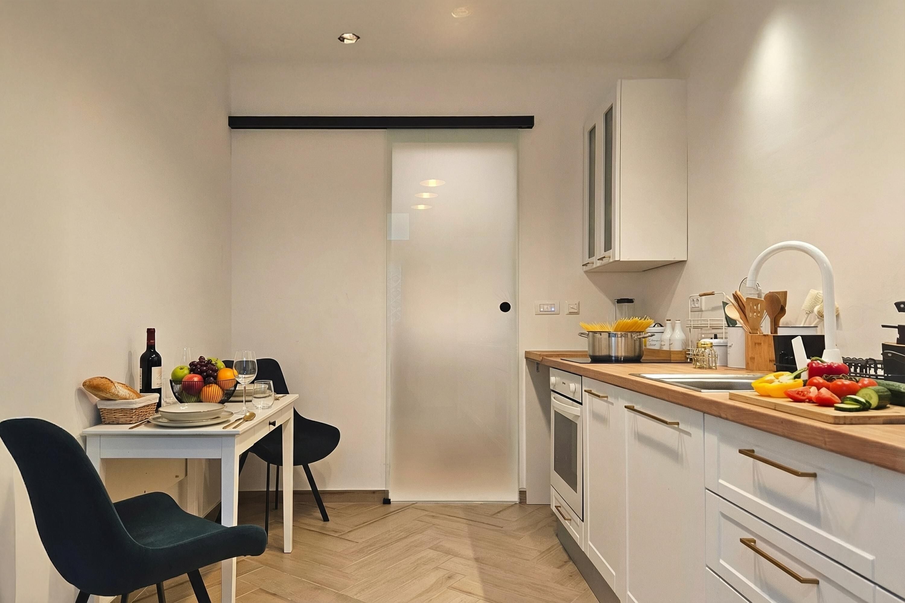 Honeymoon appartement, meerdere slaapkamers, uitzicht op zee (Sea and City Retreat Opatija) | Privékeuken | Een koelkast, een oven, een kookplaat, een vaatwasser