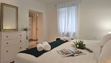 1 slaapkamer, een strijkplank/strijkijzer, gratis wifi, beddengoed