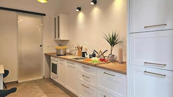 Een koelkast, een oven, een kookplaat, een vaatwasser