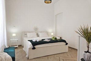 A hotel room with a bed, bedside tables, a bedside lamp, a green cushion, a plant, and a wall-mounted light fixture. - Sea and City Retreat Opatija (Opatija)