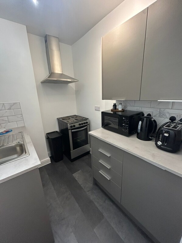 Refrigerador, microondas, horno y parrilla de estufa 