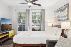 Tabla de planchar con plancha, wifi gratis y ropa de cama 