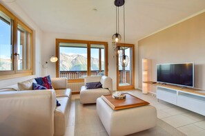 Departamento básico | Área de sala de estar | Televisión 