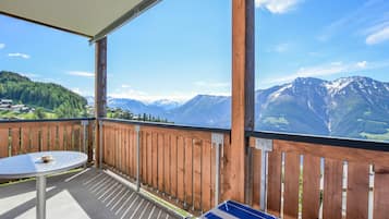 Basic Apartment | Outdoor dining