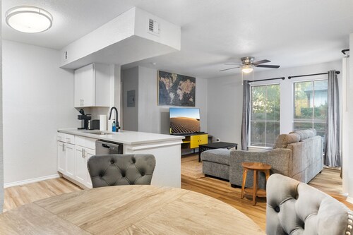 Beautiful 1BD/1BA in University Hills 5398