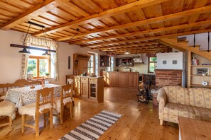 Maison Standard, plusieurs chambres (Balaton View From Almadi) | Coin séjour | Télévision de 21 pouces avec chaînes par câble