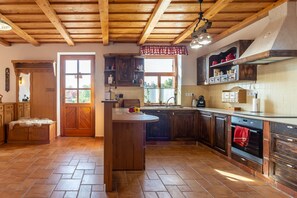 Hus Standard - flera sovrum (Balaton View From Almadi) | Eget kök | Kylskåp, mikrovågsugn, ugn och spishäll