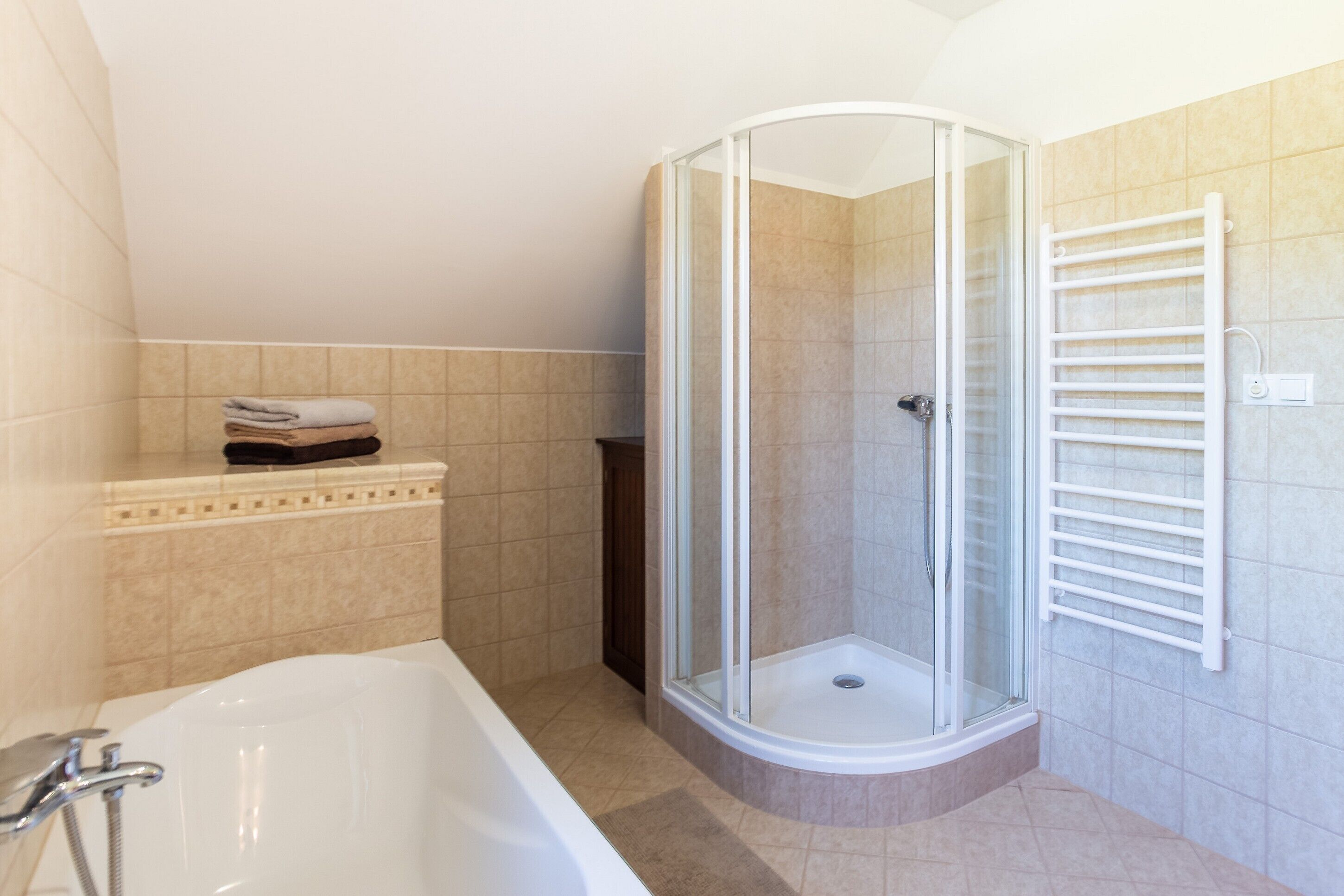 Casa Standard, camere multiple (Balaton View From Almadi) | Bagno | Vasca e doccia separate, asciugacapelli, asciugamani, sapone