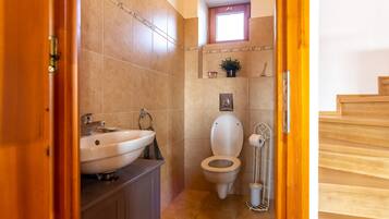 Casa estándar, varias habitaciones (Balaton View From Almadi) | Baño | Tina y regadera independientes, secadora de cabello, toallas, jabón