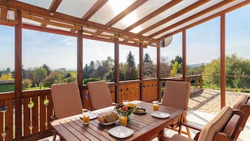 Rumah Standar, beberapa kamar (Balaton View From Almadi) | Tempat makan outdoor