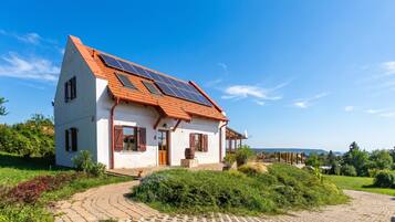 Rumah Standar, beberapa kamar (Balaton View From Almadi) | Eksterior