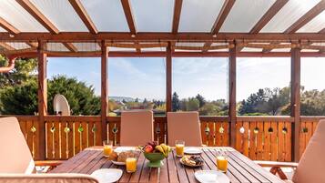 Standard House, 3 Bedrooms, Microwave (Balaton View From Almadi with Terrace) | Outdoor dining