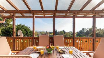 Rumah Standar, beberapa kamar (Balaton View From Almadi) | Tempat makan outdoor