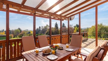 Standard House, 3 Bedrooms, Microwave (Balaton View From Almadi with Terrace) | Outdoor dining