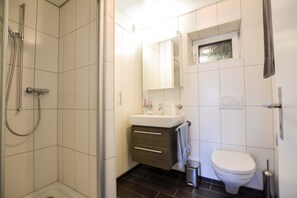 Basic-lejlighed | Badeværelse | Bruser, håndklæder, Sæbe, Shampoo