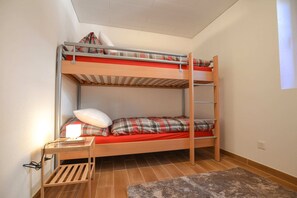 Basic-lejlighed | 2 soveværelser, arbejdsområde til bærbare computere, sengetøj