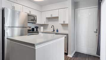 Frigorifero, microonde, forno, piano cottura