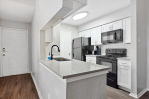 Kylskåp, mikrovågsugn, ugn och spishäll