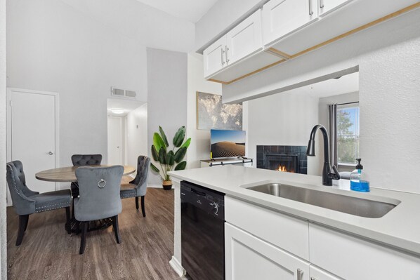 Kylskåp, mikrovågsugn, ugn och spishäll