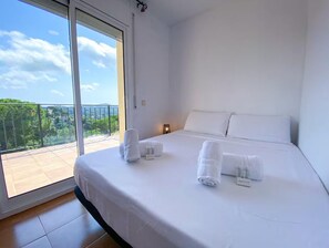 3 bedrooms, WiFi, bed sheets - Entire housing: housing in Girona, Spain (Vidreres)