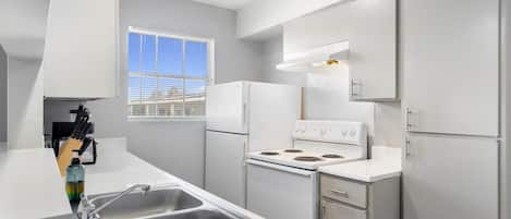 Køleskab, mikrobølgeovn, ovn, kogeplade