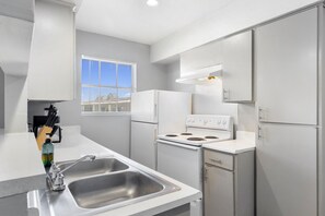 Frigorífico, microondas, horno y placa de cocina