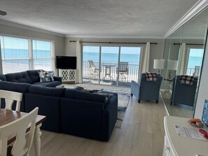 Téléviseur, lecteur de DVD, livres