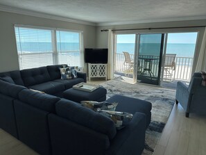 TV, DVD player, books - Sea Oats #401 - Beautiful 2 Bed/2 Bath Ocean Front Corner Unit - Prime Location! (Redington Shores)