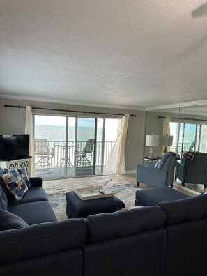 Fernseher, DVD-Player, Bücher