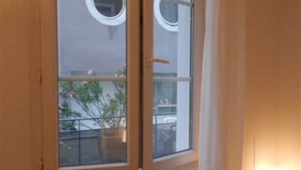 A room with a window, a door, and a lamp. - Downstairs nature studio (Grenoble)