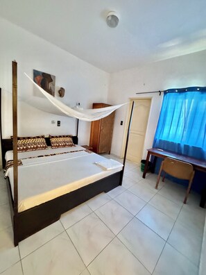 Deluxe driepersoonskamer | Een bureau, een laptopwerkplek, verduisterende gordijnen