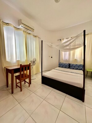 デラックス ダブルルーム | デスク、ノートパソコン用作業スペース、遮光カーテン、アイロン / アイロン台