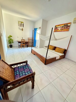 Deluxe Triple Room | Desk, laptop workspace, blackout curtains, iron/ironing board - Guesthouse cocotiers (Cotonou)