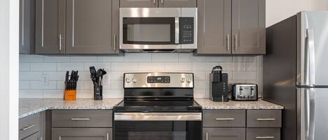 Refrigerador, microondas, horno, placa de cocina