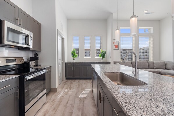 Réfrigérateur, four à micro-ondes, un four, surface de cuisson